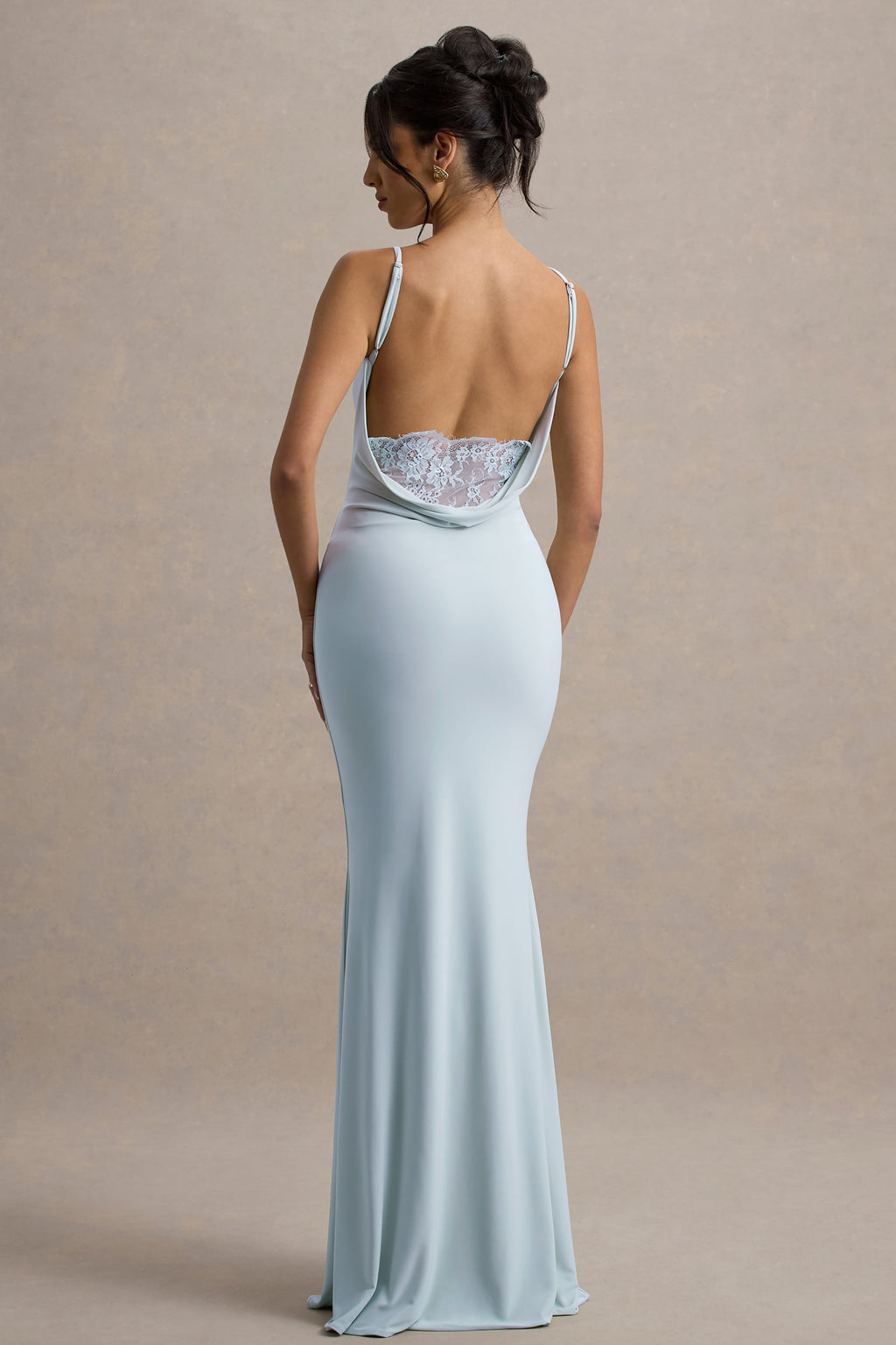 Francoise | Robe longue bleu clair à encolure bénitier, dos nu et empiècements en dentelle