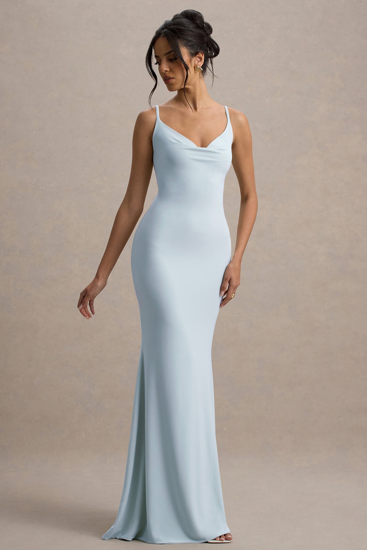 Francoise | Robe longue bleu clair à encolure bénitier, dos nu et empiècements en dentelle