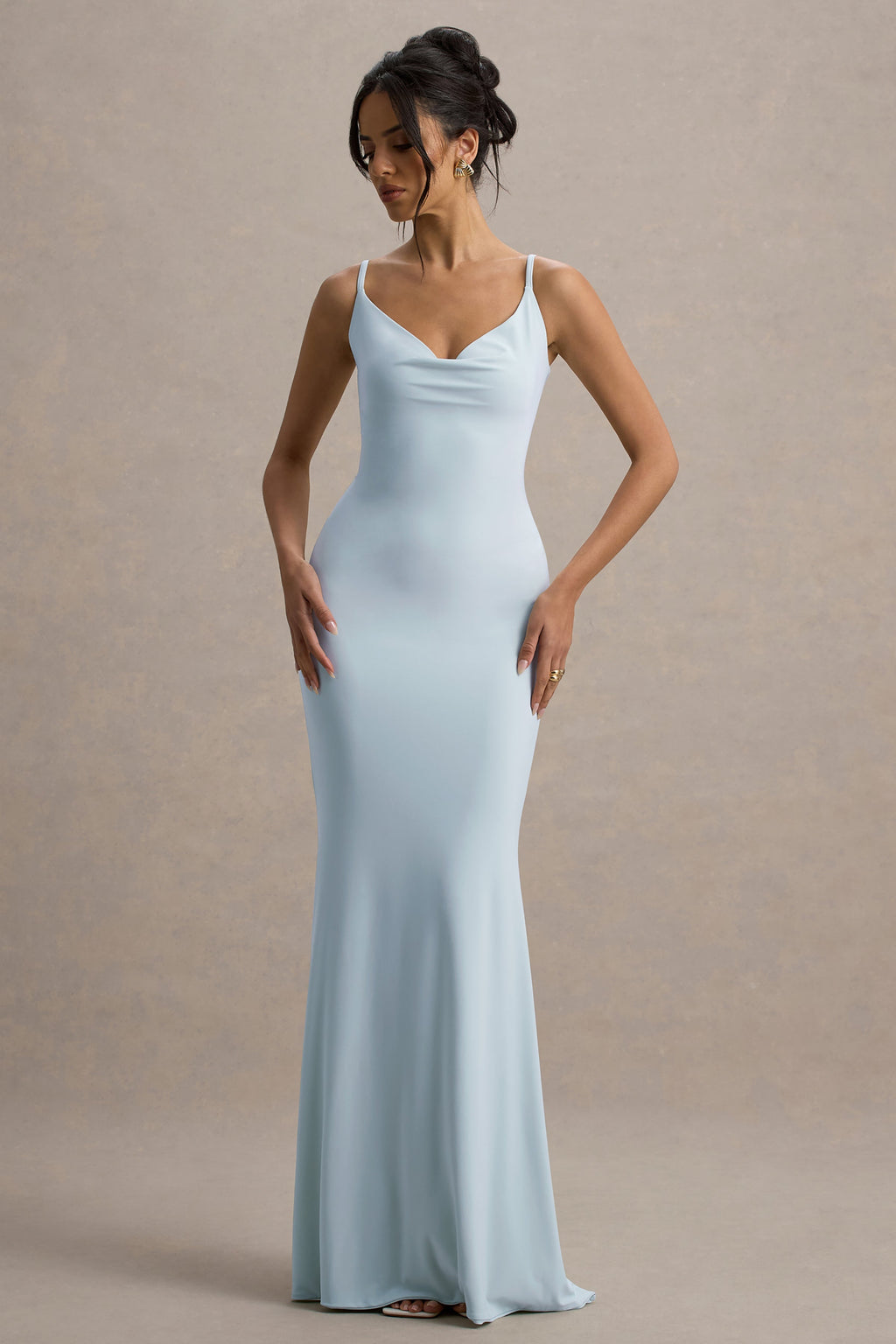 Francoise | Robe longue bleu clair à encolure bénitier, dos nu et empiècements en dentelle