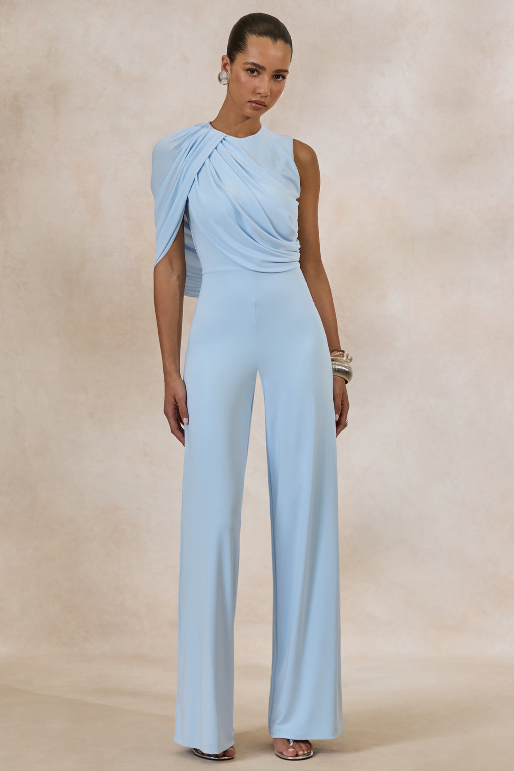 Opulence | Combinaison bleu clair à manche cape et détails drapés