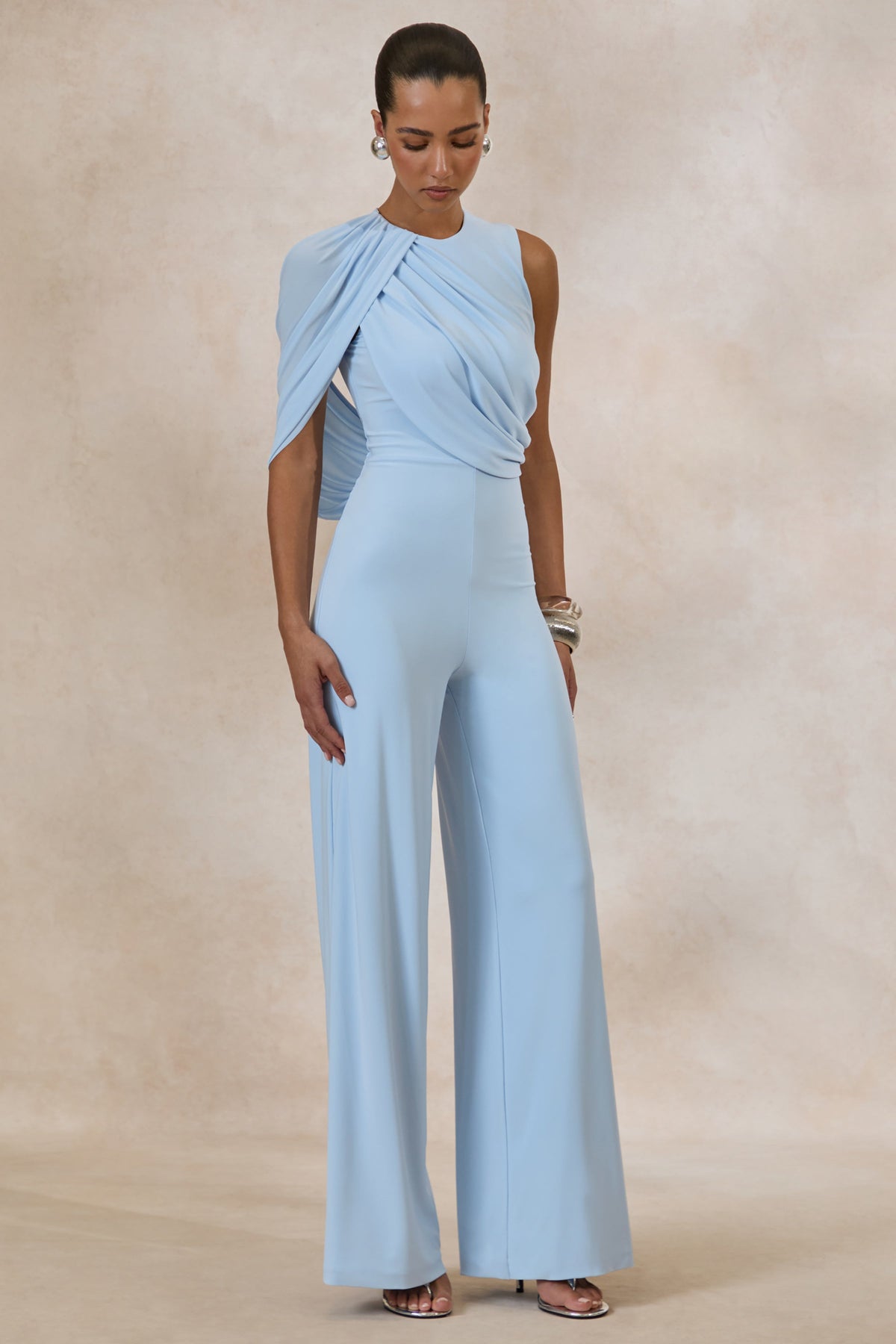 Opulence | Combinaison bleu clair à manche cape et détails drapés