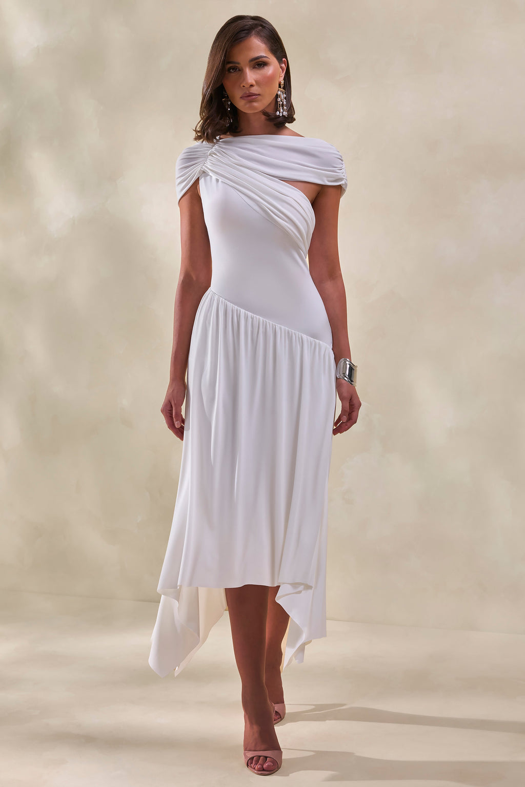 Lorina | Robe Mi-Longue Blanche à Col Montant et Taille Asymétrique
