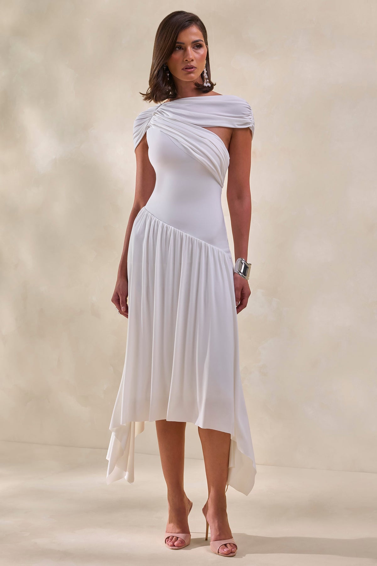 Lorina | Robe Mi-Longue Blanche à Col Montant et Taille Asymétrique