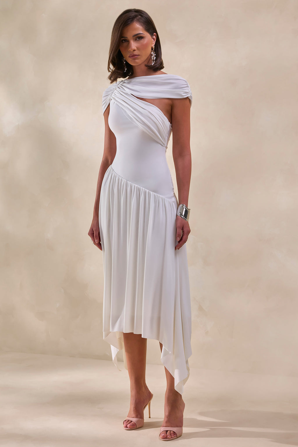 Lorina | Robe Mi-Longue Blanche à Col Montant et Taille Asymétrique