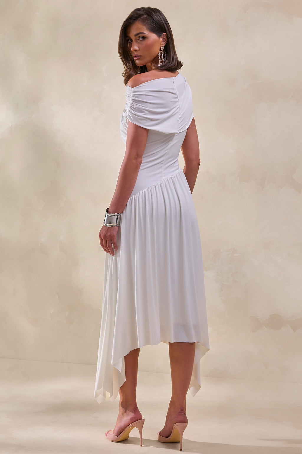Lorina | Robe Mi-Longue Blanche à Col Montant et Taille Asymétrique