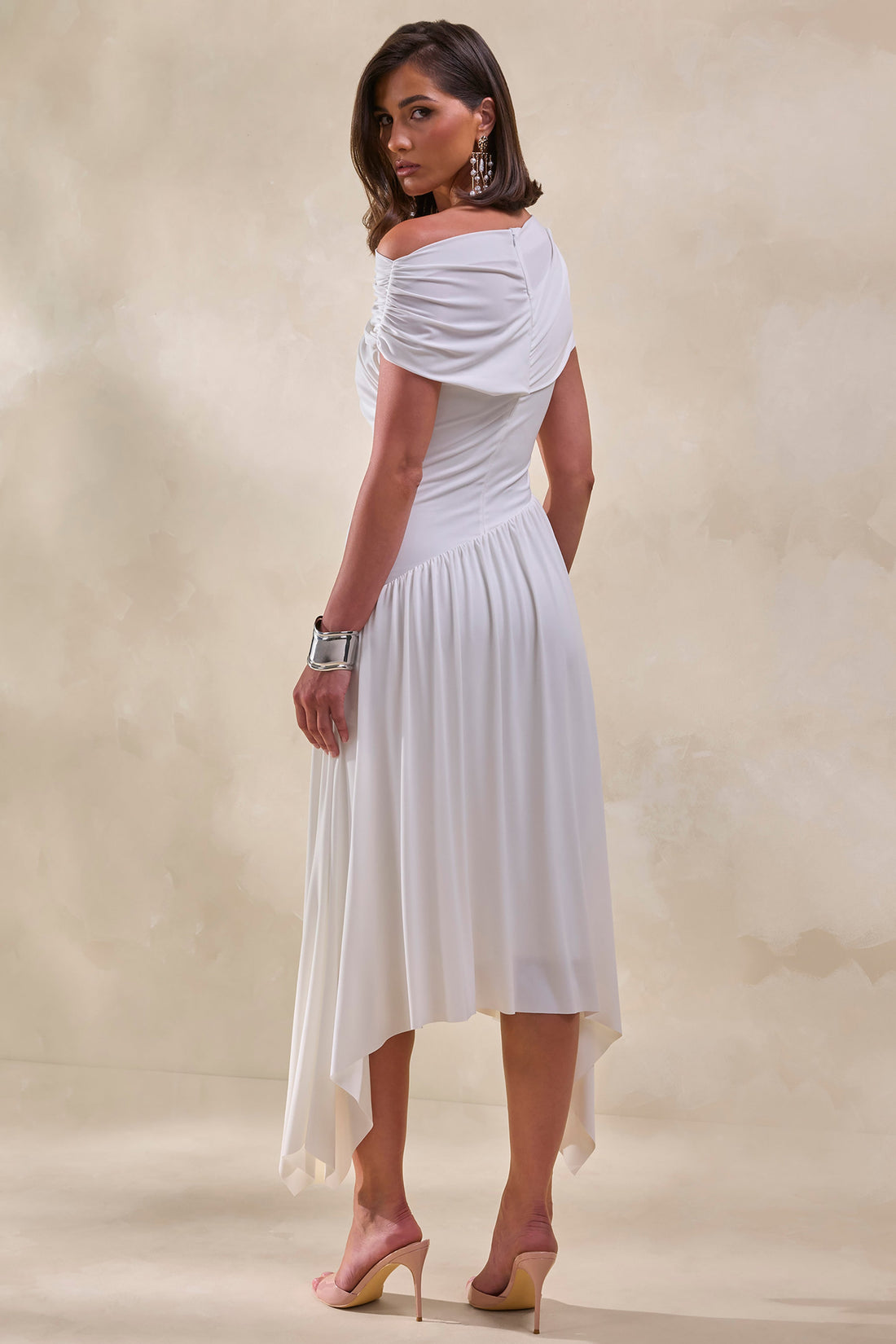 Lorina | Robe Mi-Longue Blanche à Col Montant et Taille Asymétrique