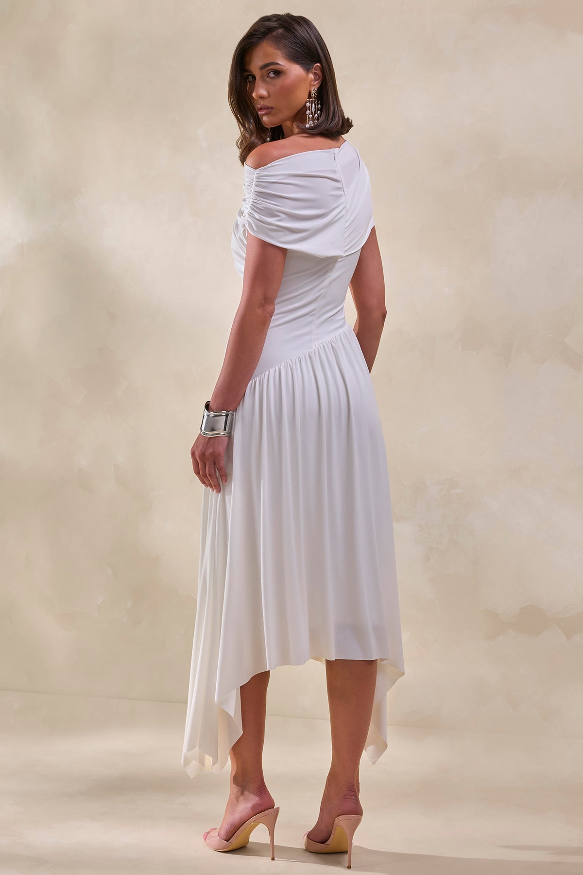 Lorina | Robe Mi-Longue Blanche à Col Montant et Taille Asymétrique