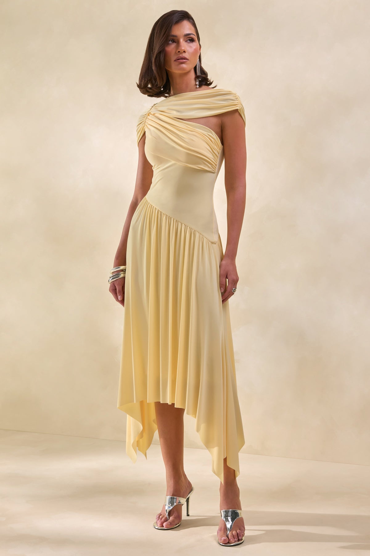 Lorina | Robe Mi-Longue Jaune Citron à Col Montant et Taille Asymétrique