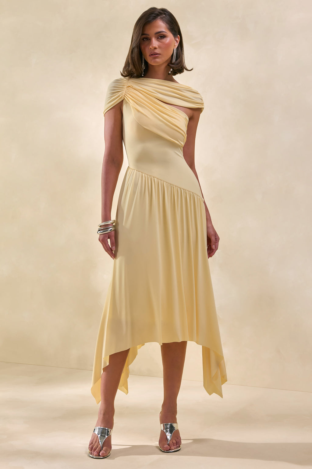 Lorina | Robe Mi-Longue Jaune Citron à Col Montant et Taille Asymétrique