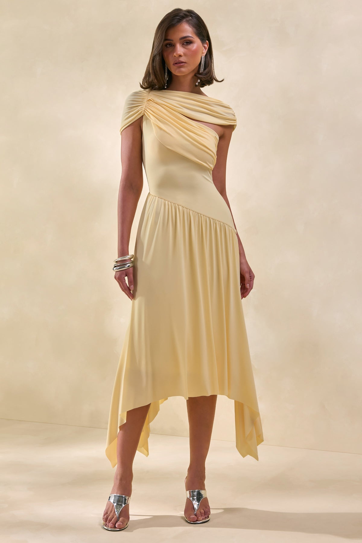 Lorina | Robe Mi-Longue Jaune Citron à Col Montant et Taille Asymétrique