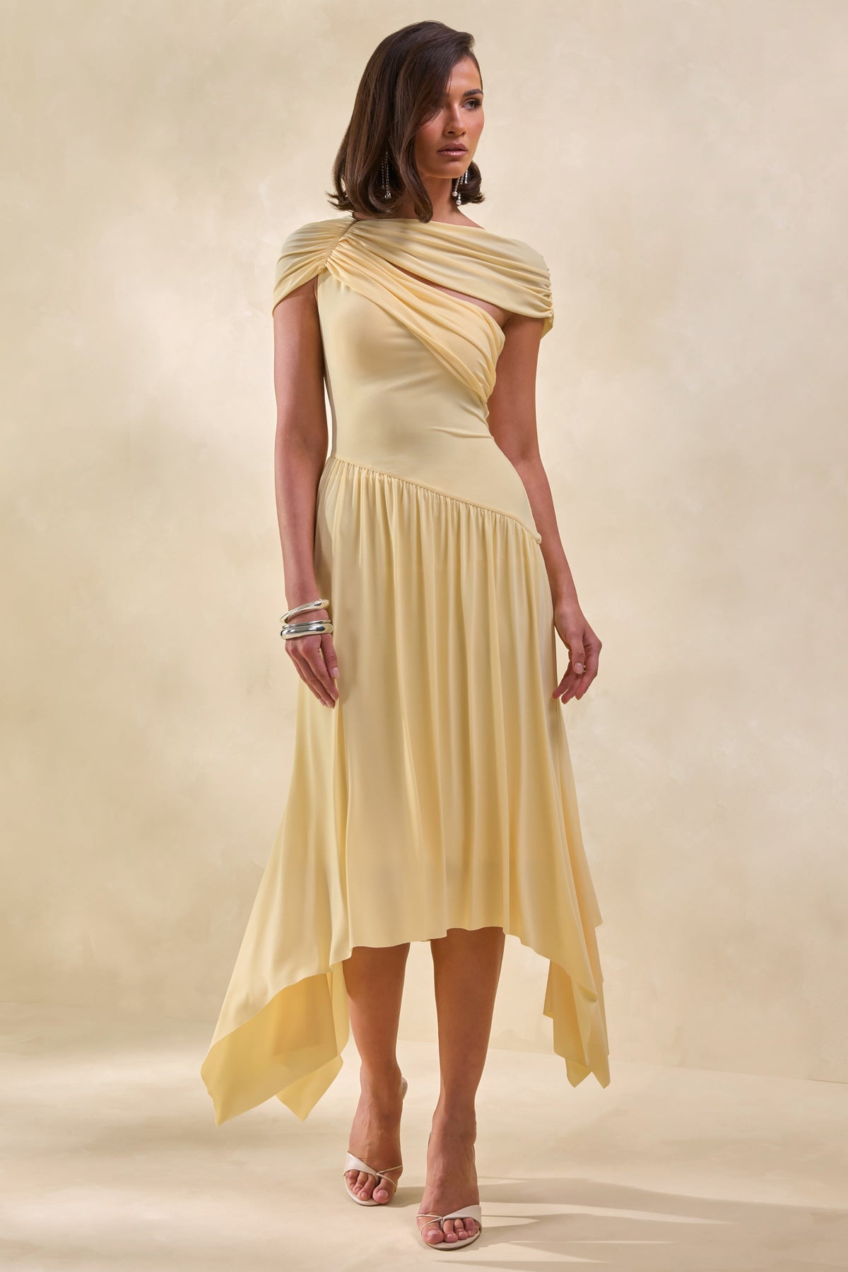 Lorina | Robe Mi-Longue Jaune Citron à Col Montant et Taille Asymétrique