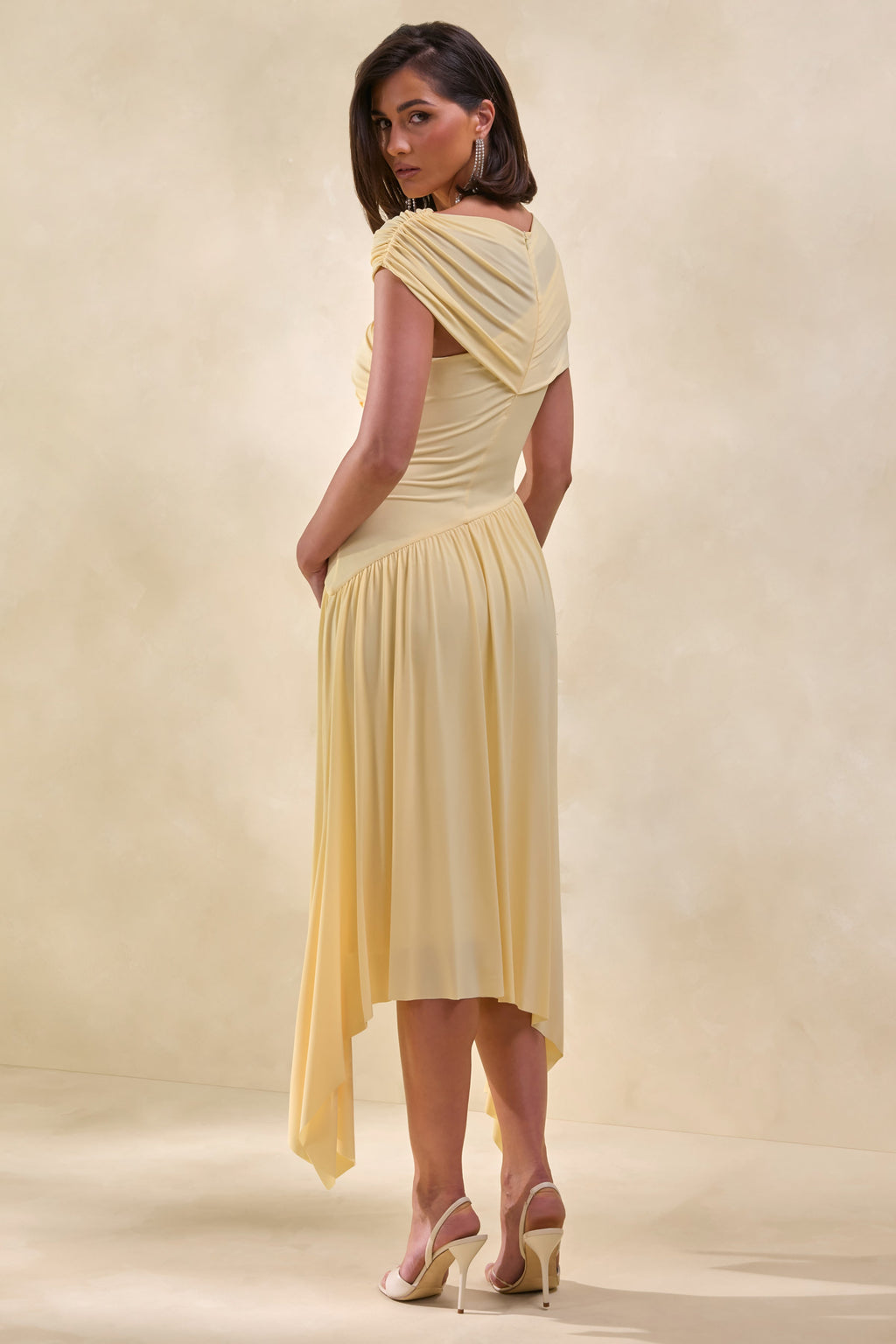 Lorina | Robe Mi-Longue Jaune Citron à Col Montant et Taille Asymétrique