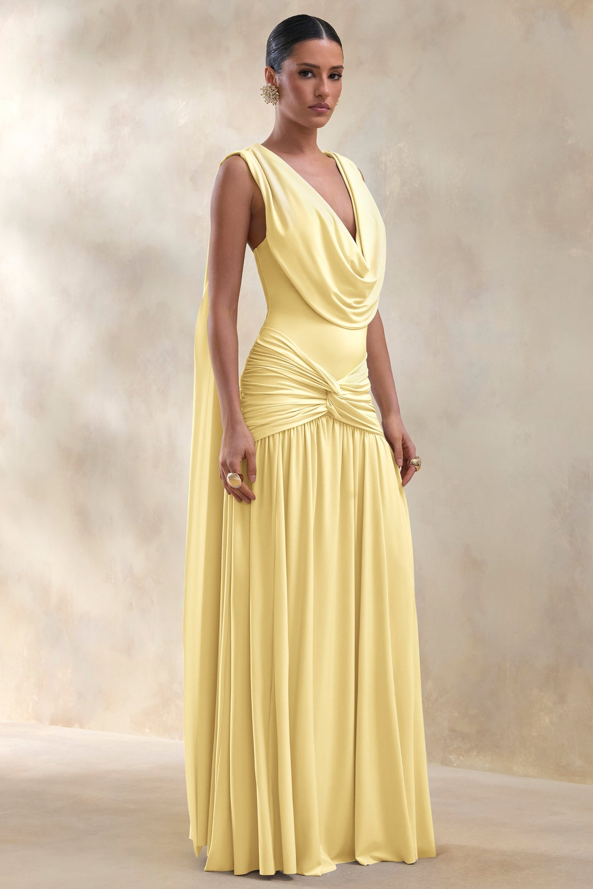 Amelisse | Robe longue jaune citron à décolleté plongeant avec détails froncés