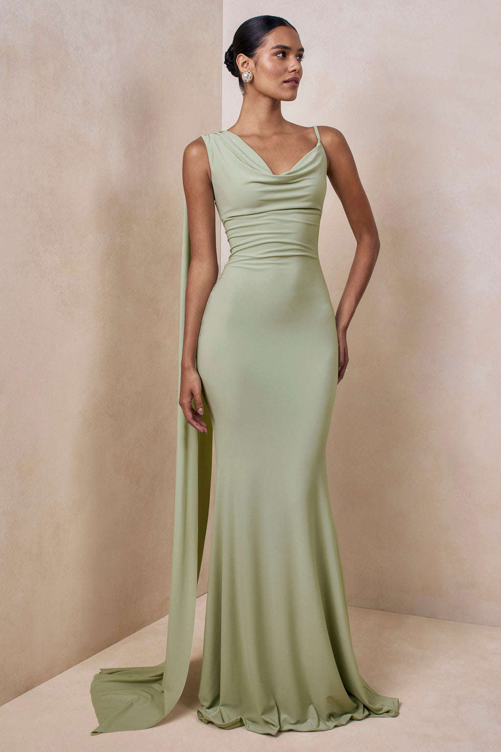 Kenza | Robe longue menthe à encolure asymétrique avec détail foulard