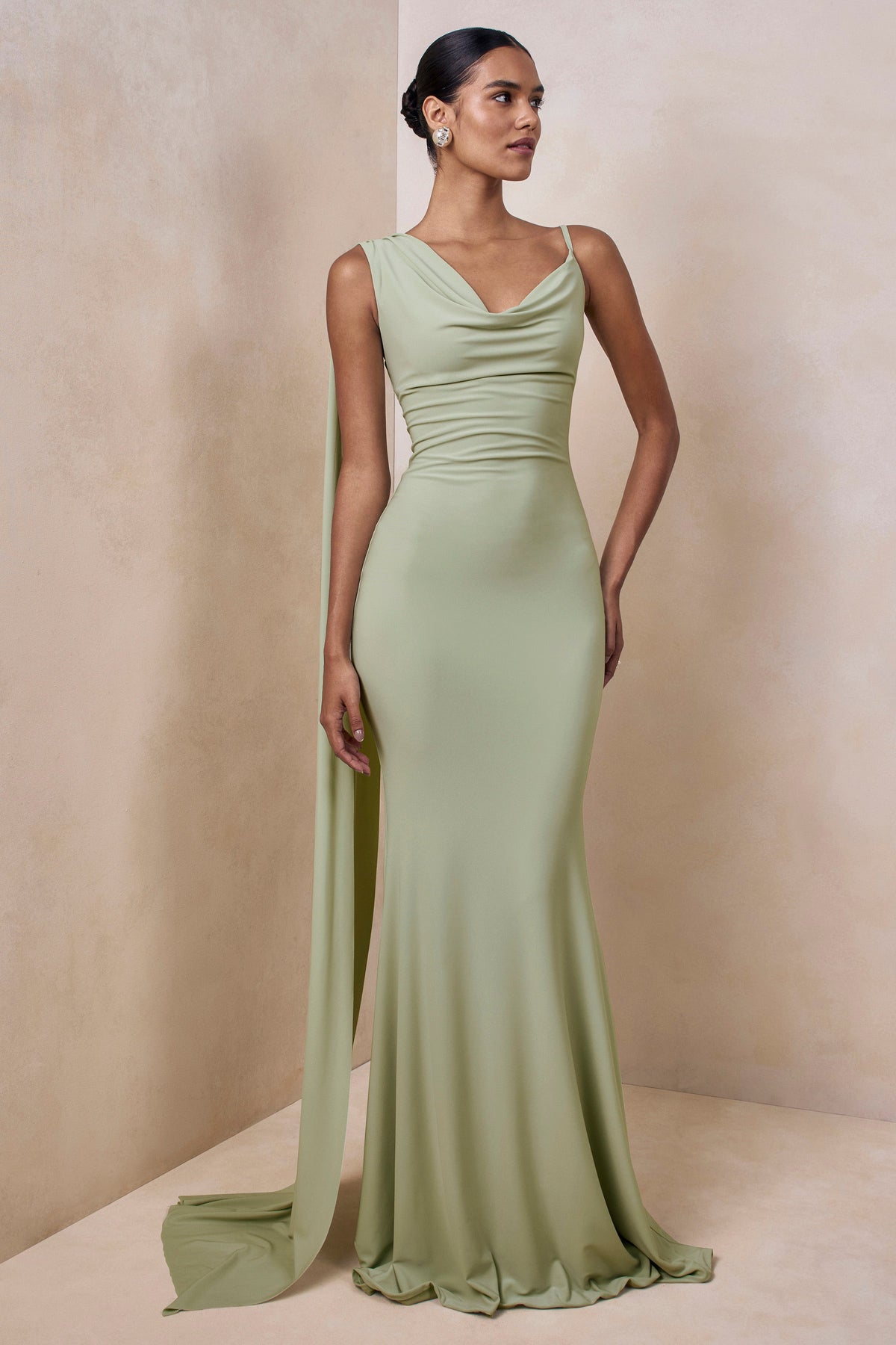 Kenza | Robe longue menthe à encolure asymétrique avec détail foulard