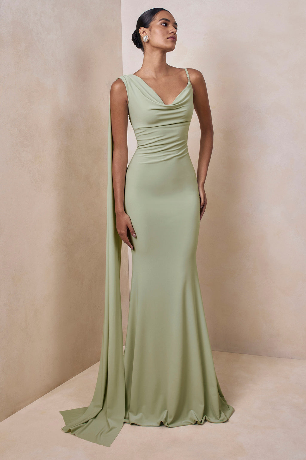 Kenza | Robe longue menthe à encolure asymétrique avec détail foulard