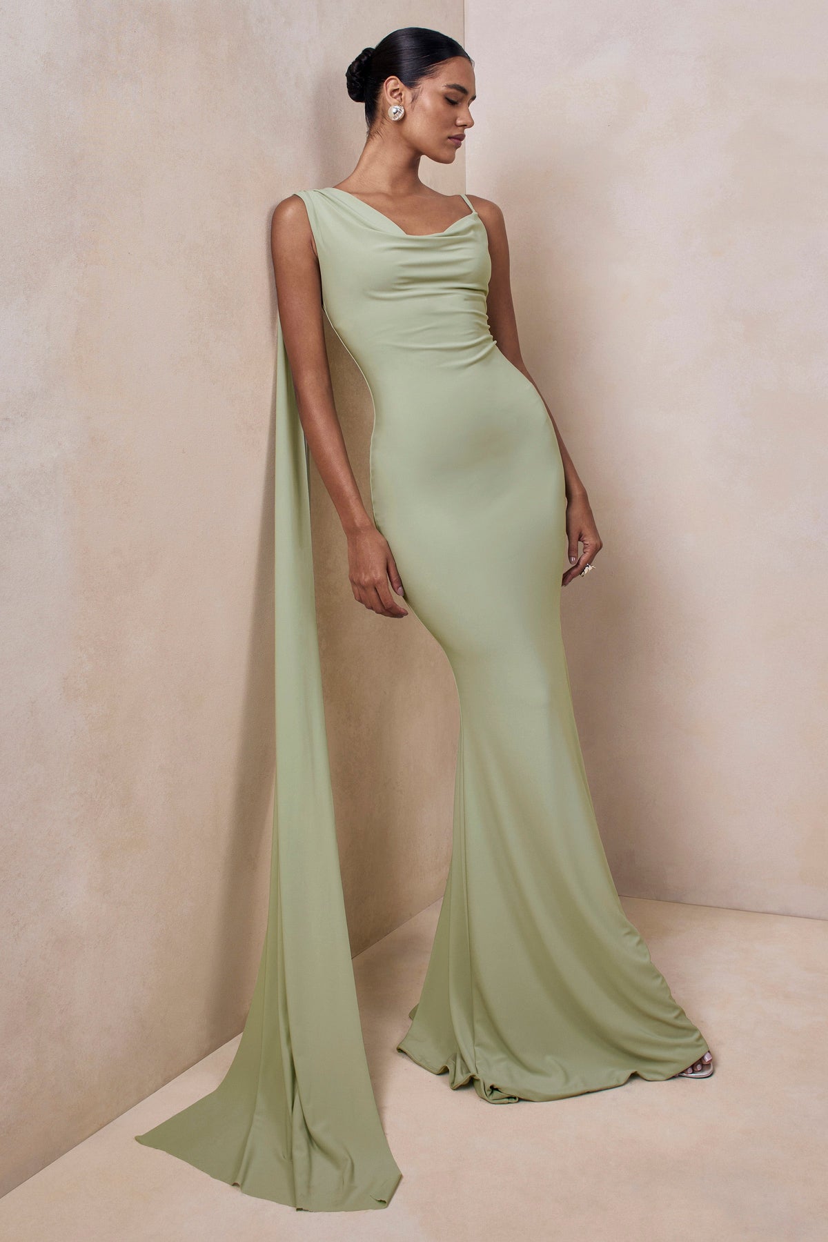 Kenza | Robe longue menthe à encolure asymétrique avec détail foulard