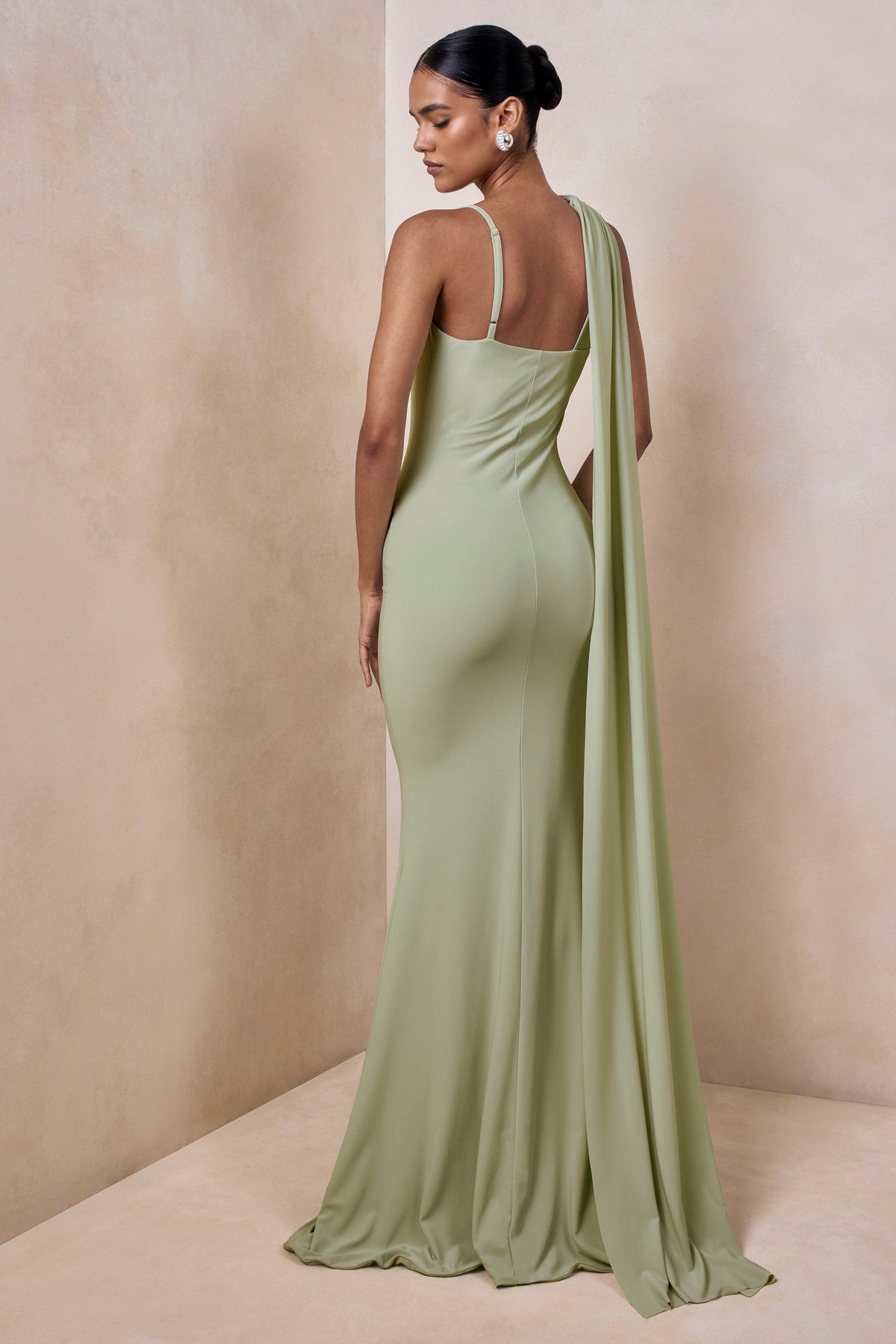 Kenza | Robe longue menthe à encolure asymétrique avec détail foulard
