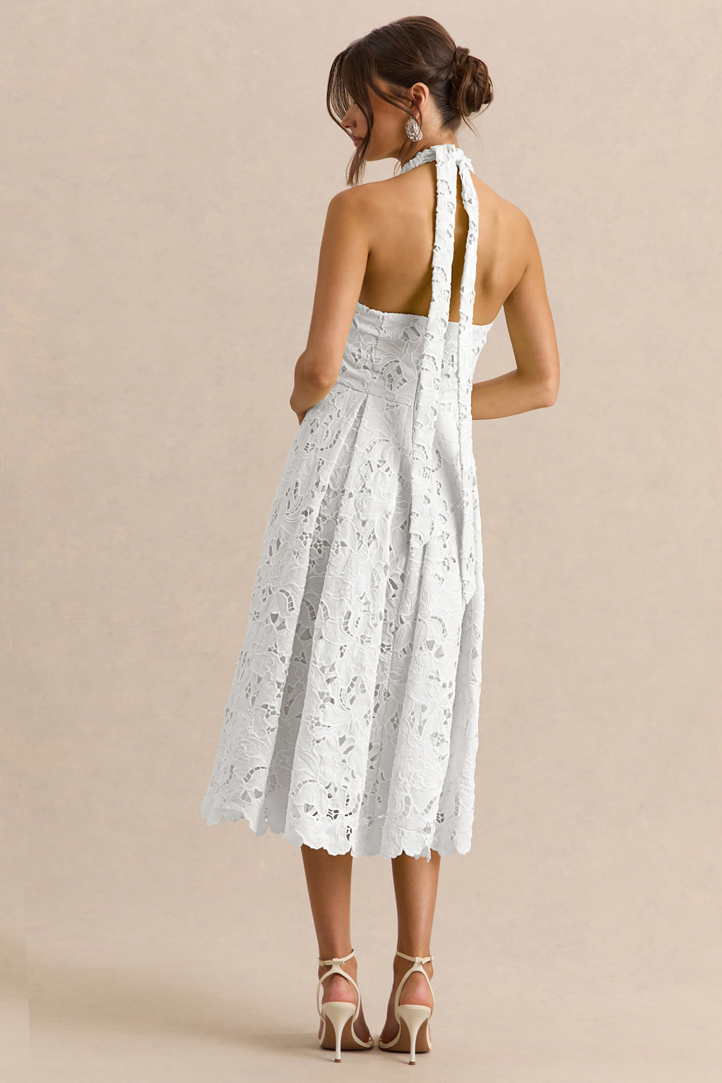 Maribel | Robe mi-longue blanche en dentelle à décolleté plongeant