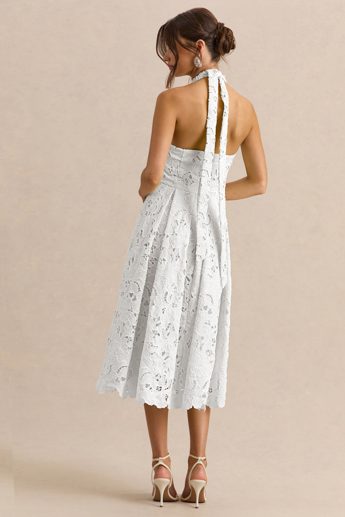 Maribel | Robe mi-longue blanche en dentelle à décolleté plongeant