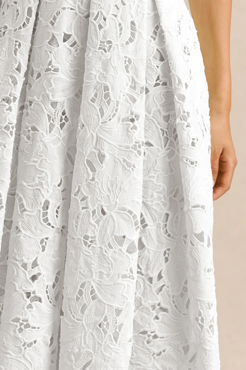 Maribel | Robe mi-longue blanche en dentelle à décolleté plongeant