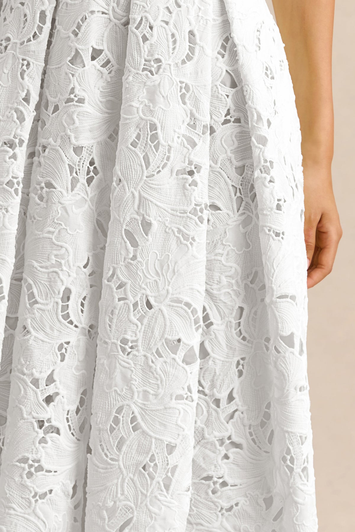 Maribel | Robe mi-longue blanche en dentelle à décolleté plongeant