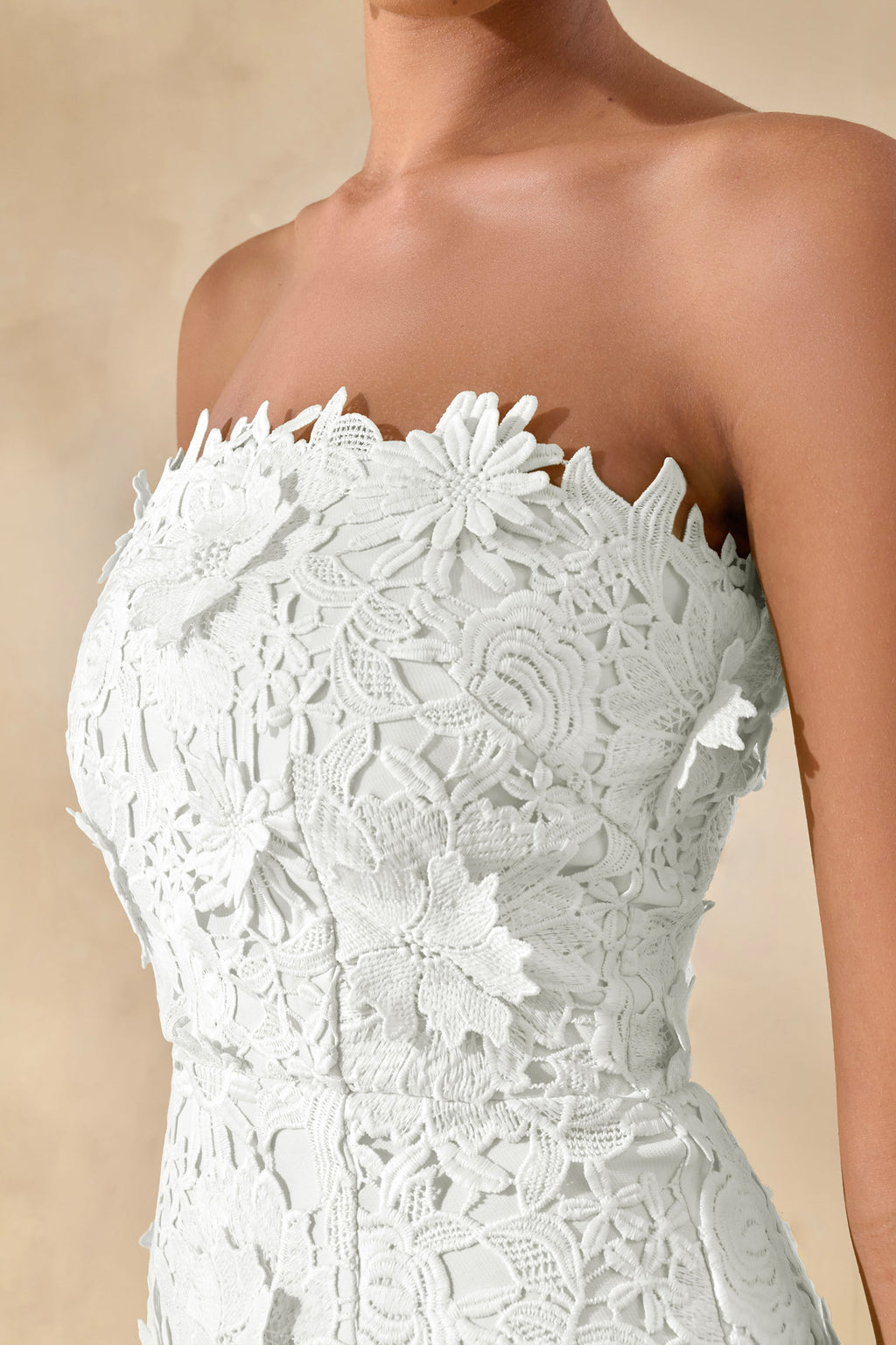 Gracie | Robe longue blanche en dentelle avec décolleté bandeau