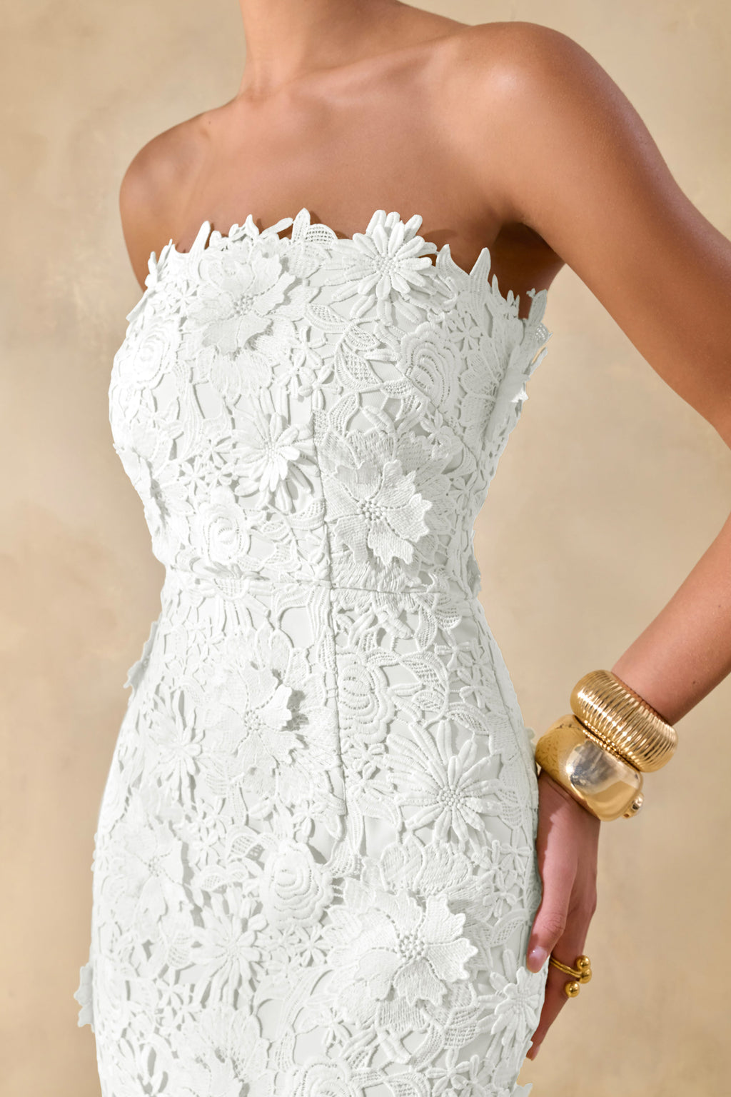 Gracie | Robe longue blanche en dentelle avec décolleté bandeau