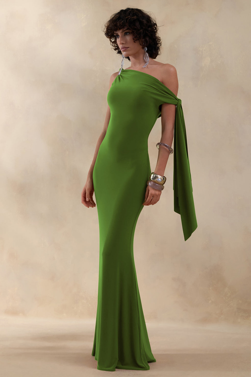 Vista | Robe longue verte à encolure asymétrique avec détail noué à la manche