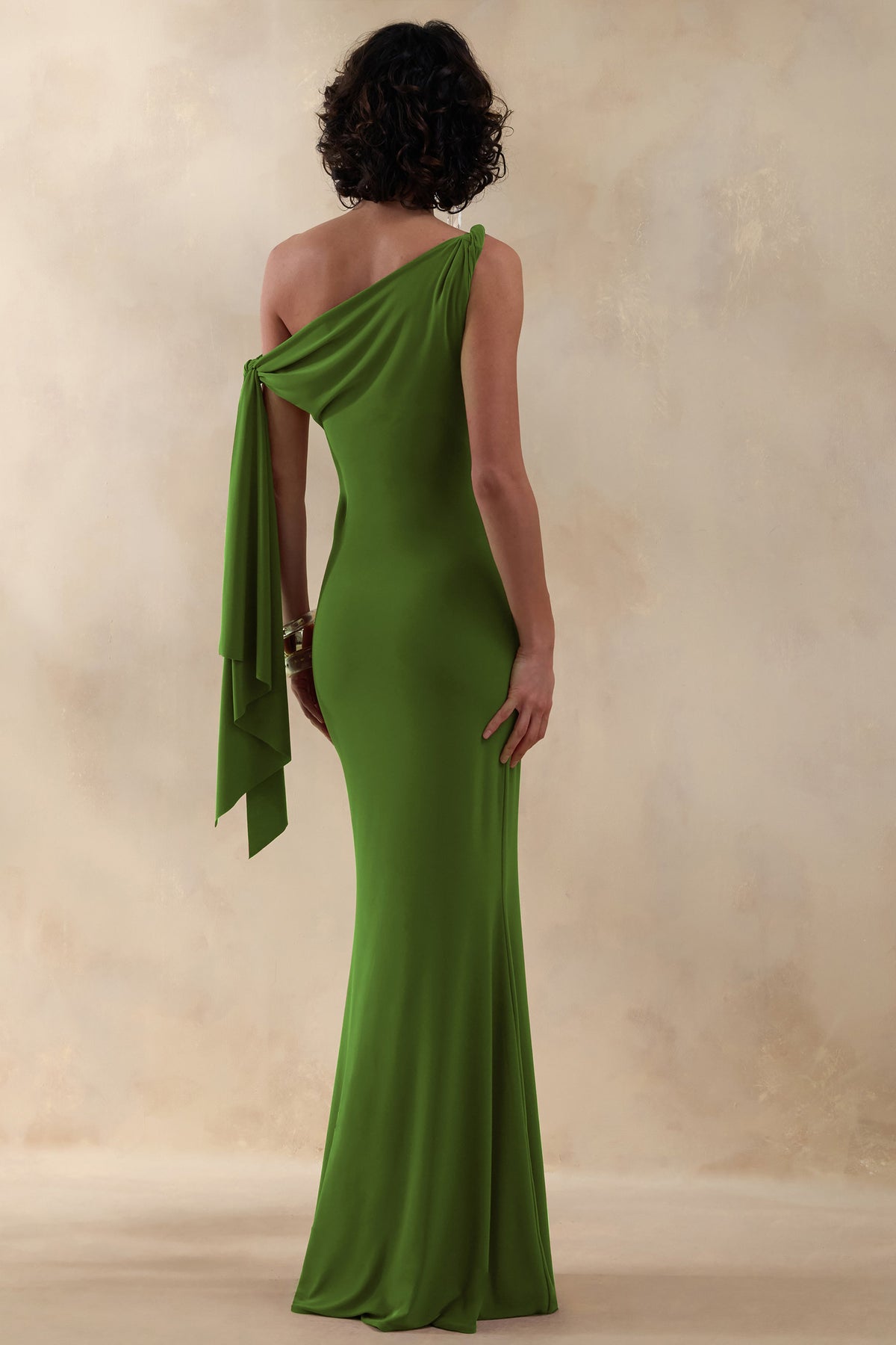 Vista | Robe longue verte à encolure asymétrique avec détail noué à la manche