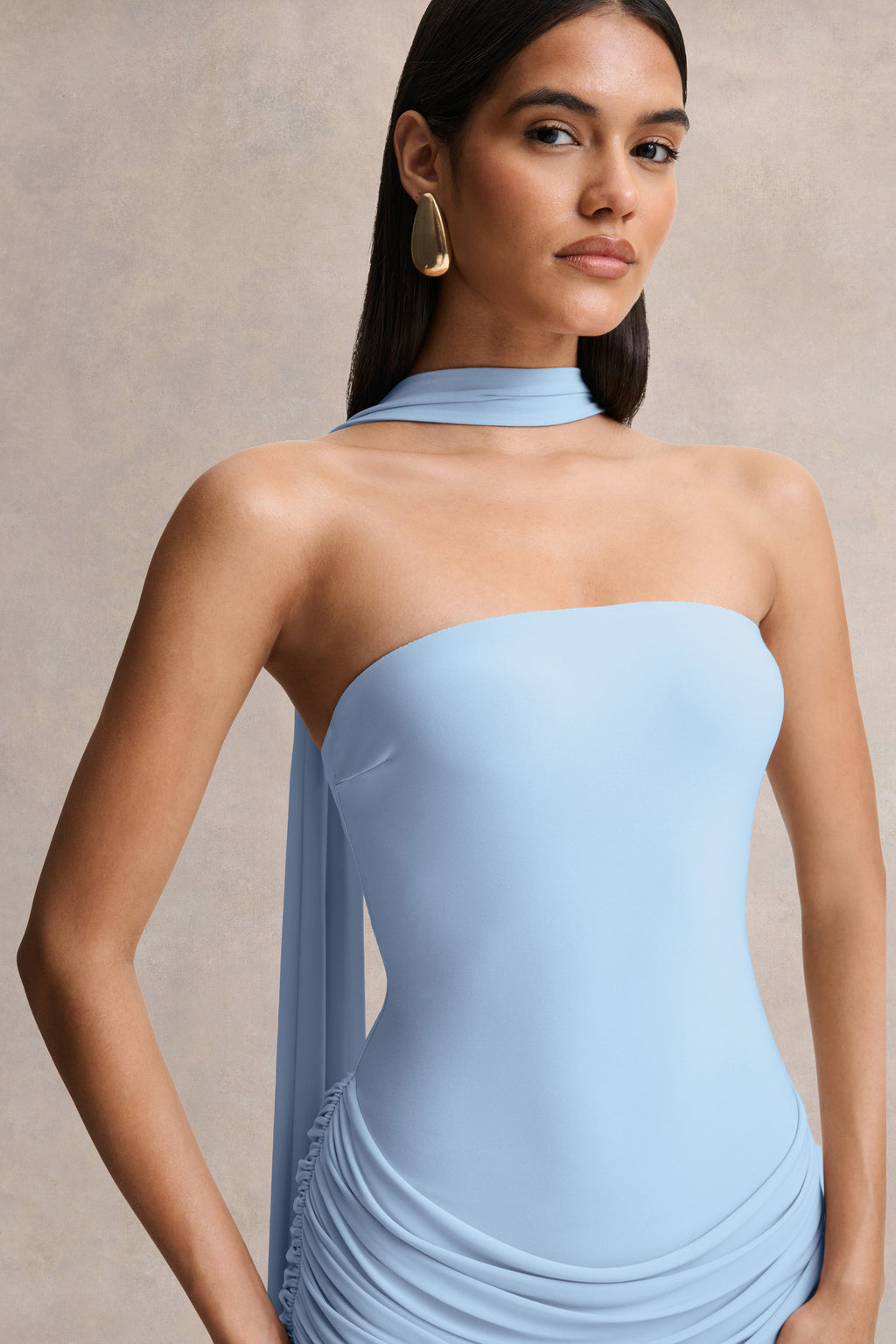 Graciella | Robe longue bandeau bleu clair à détails drapés et détail foulard