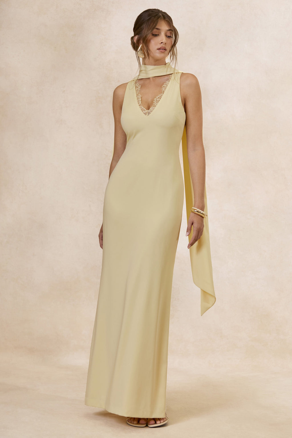 True Icon | Robe longue jaune citron en satin à col montant avec écharpe