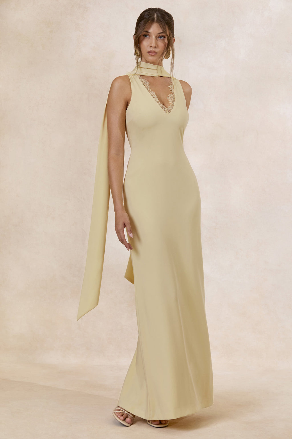 True Icon | Robe longue jaune citron en satin à col montant avec écharpe