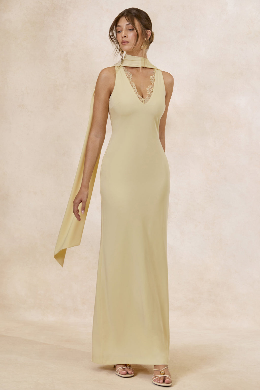 True Icon | Robe longue jaune citron en satin à col montant avec écharpe