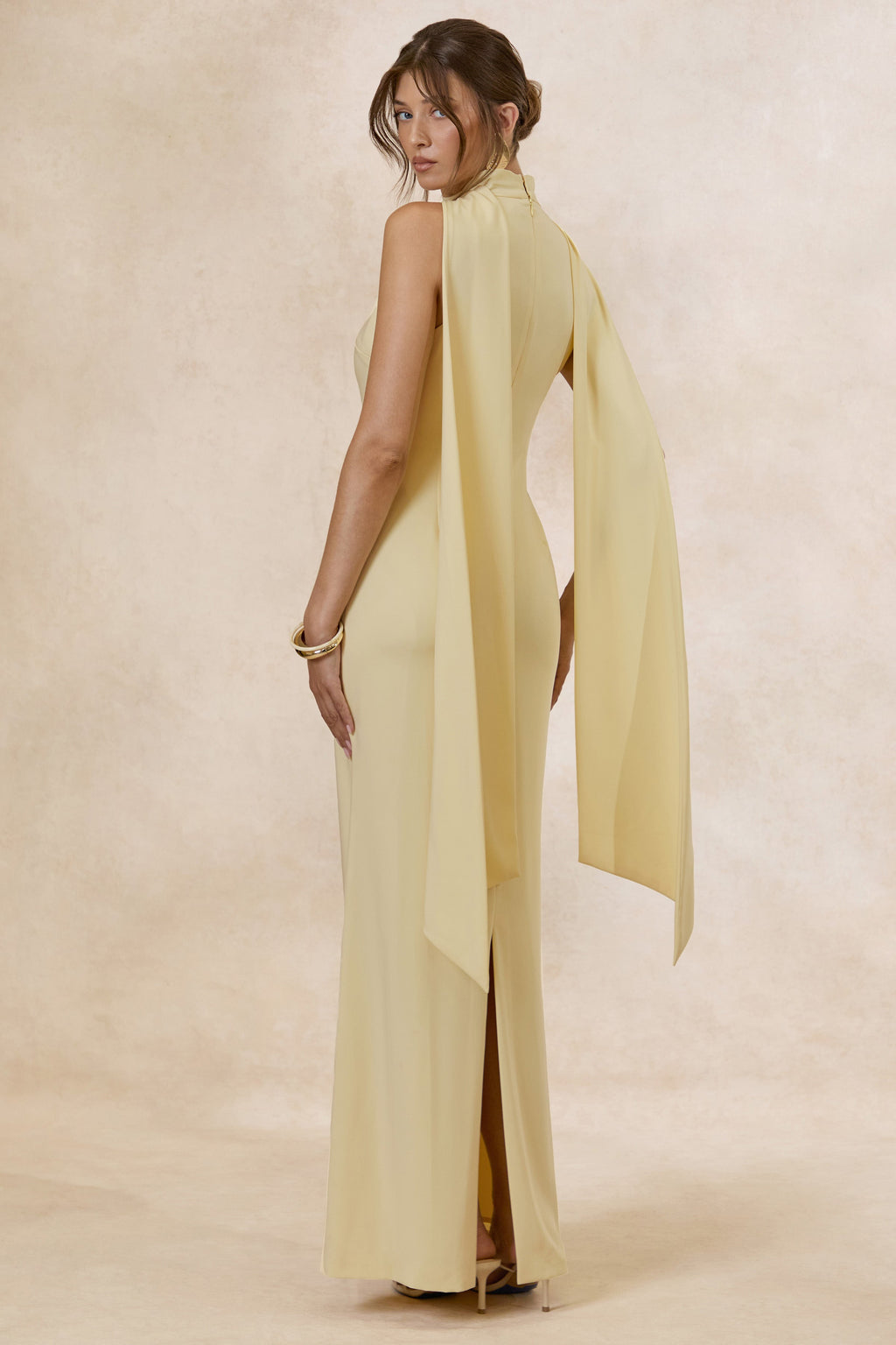 True Icon | Robe longue jaune citron en satin à col montant avec écharpe