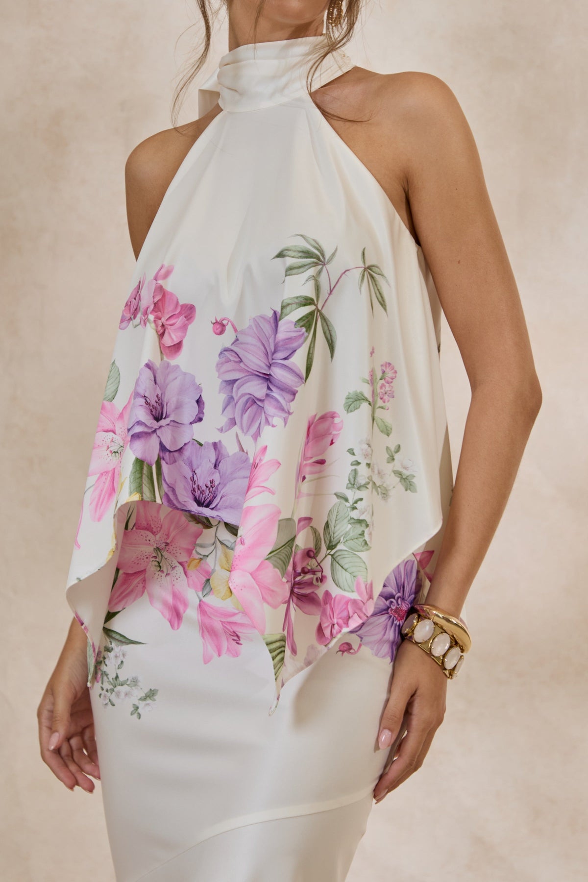 Vayla | Jupe longue asymétrique à taille basse en satin mat à imprimé floral crème