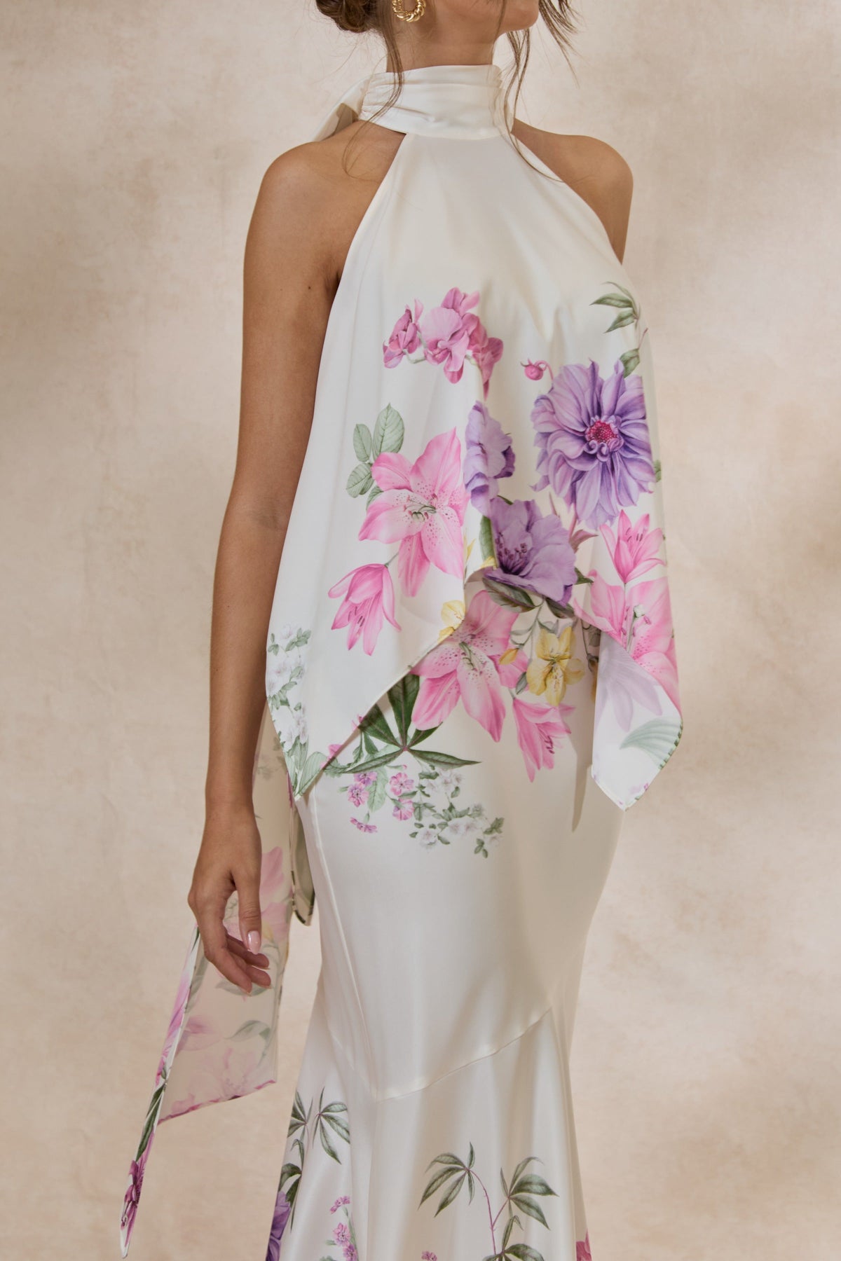 Vayla | Jupe longue asymétrique à taille basse en satin mat à imprimé floral crème
