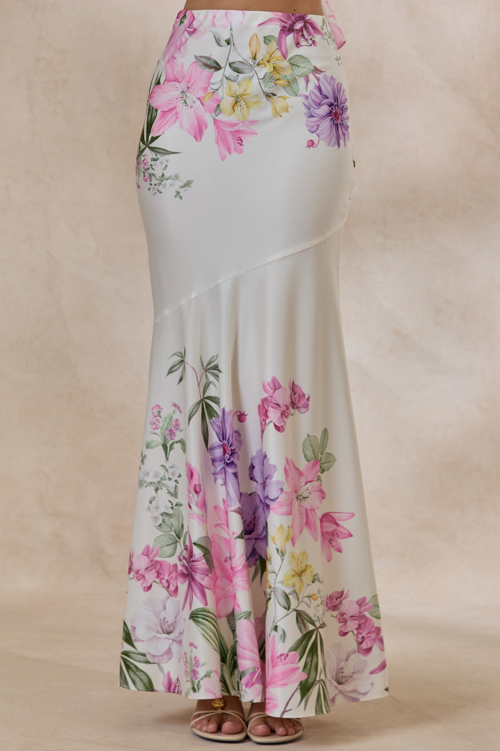 Vayla | Jupe longue asymétrique à taille basse en satin mat à imprimé floral crème