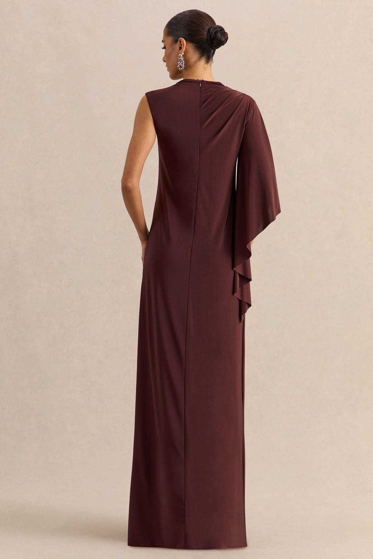 Marosia | Robe longue marron à col montant avec manche cape