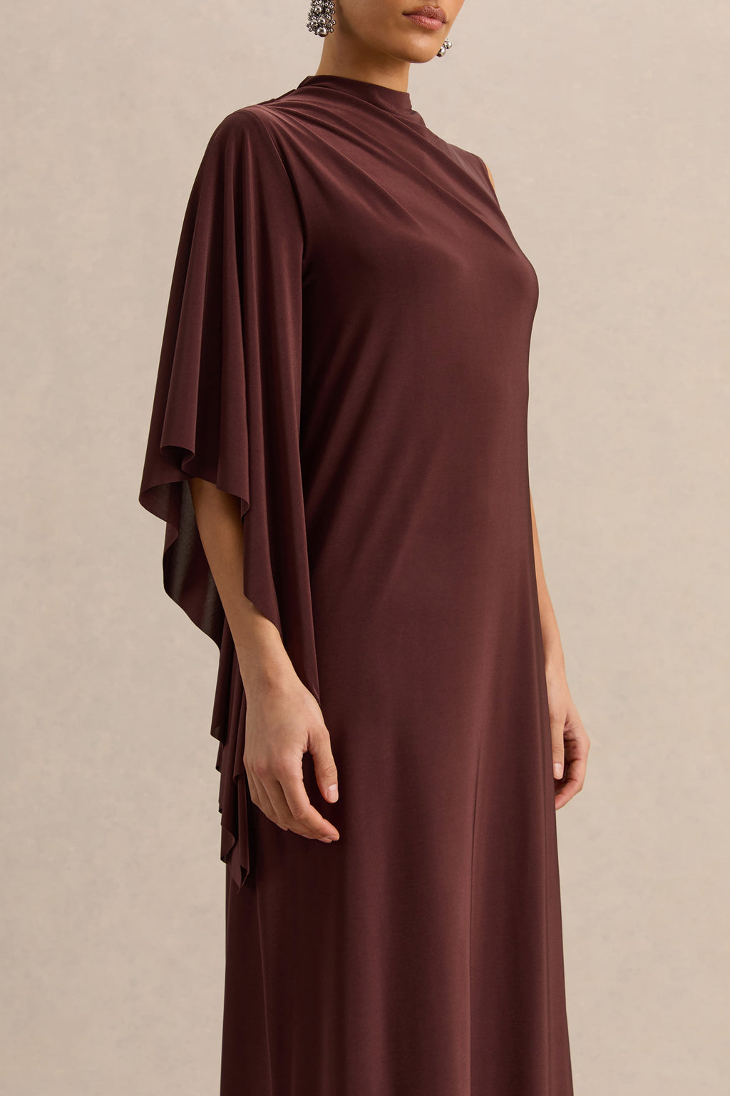 Marosia | Robe longue marron à col montant avec manche cape