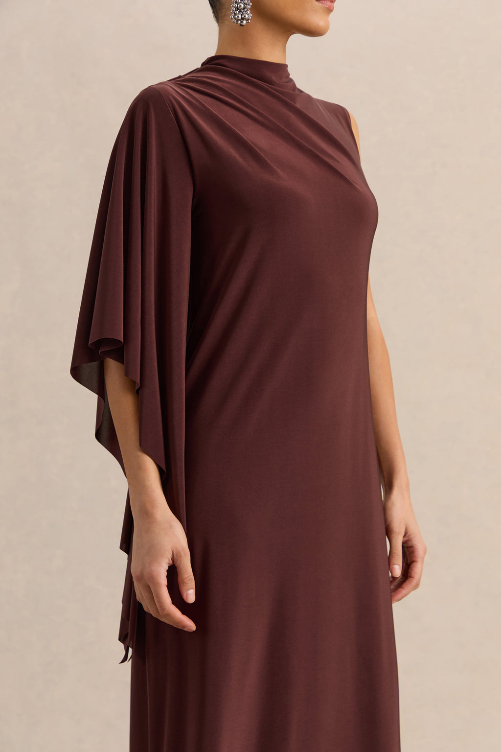 Marosia | Robe longue marron à col montant avec manche cape