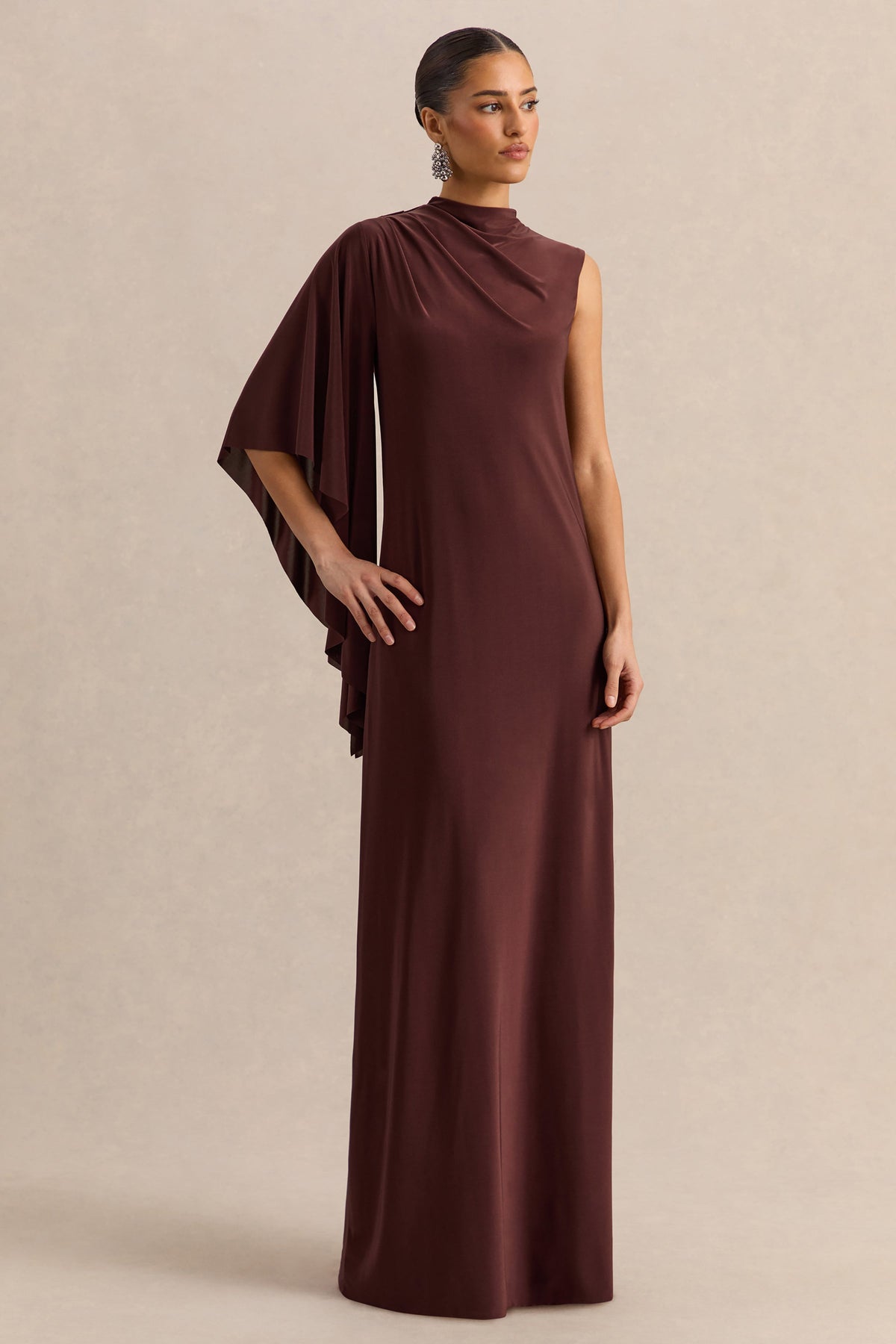 Marosia | Robe longue marron à col montant avec manche cape