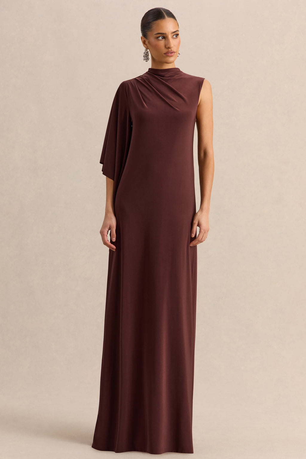 Marosia | Robe longue marron à col montant avec manche cape