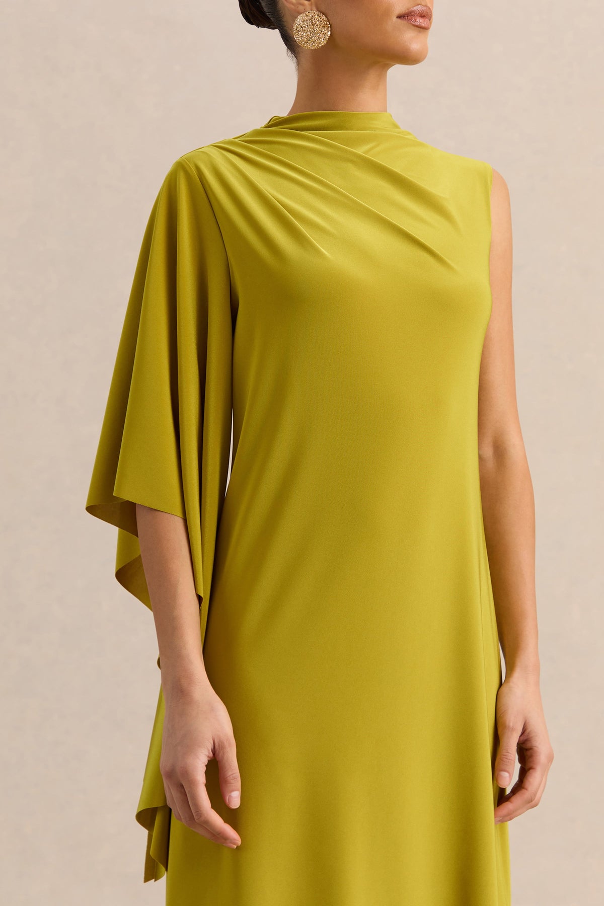 Marosia | Robe longue olive à col montant avec manche cape