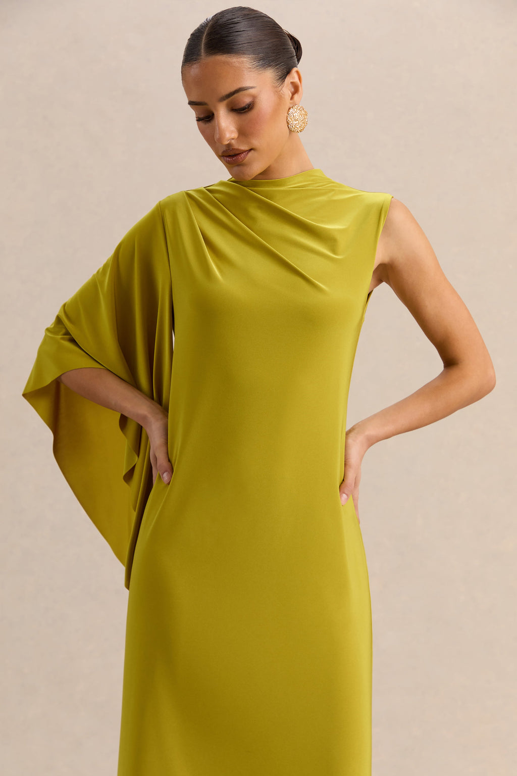 Marosia | Robe longue olive à col montant avec manche cape