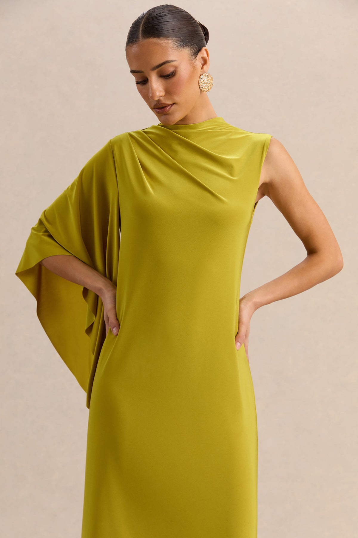 Marosia | Robe longue olive à col montant avec manche cape