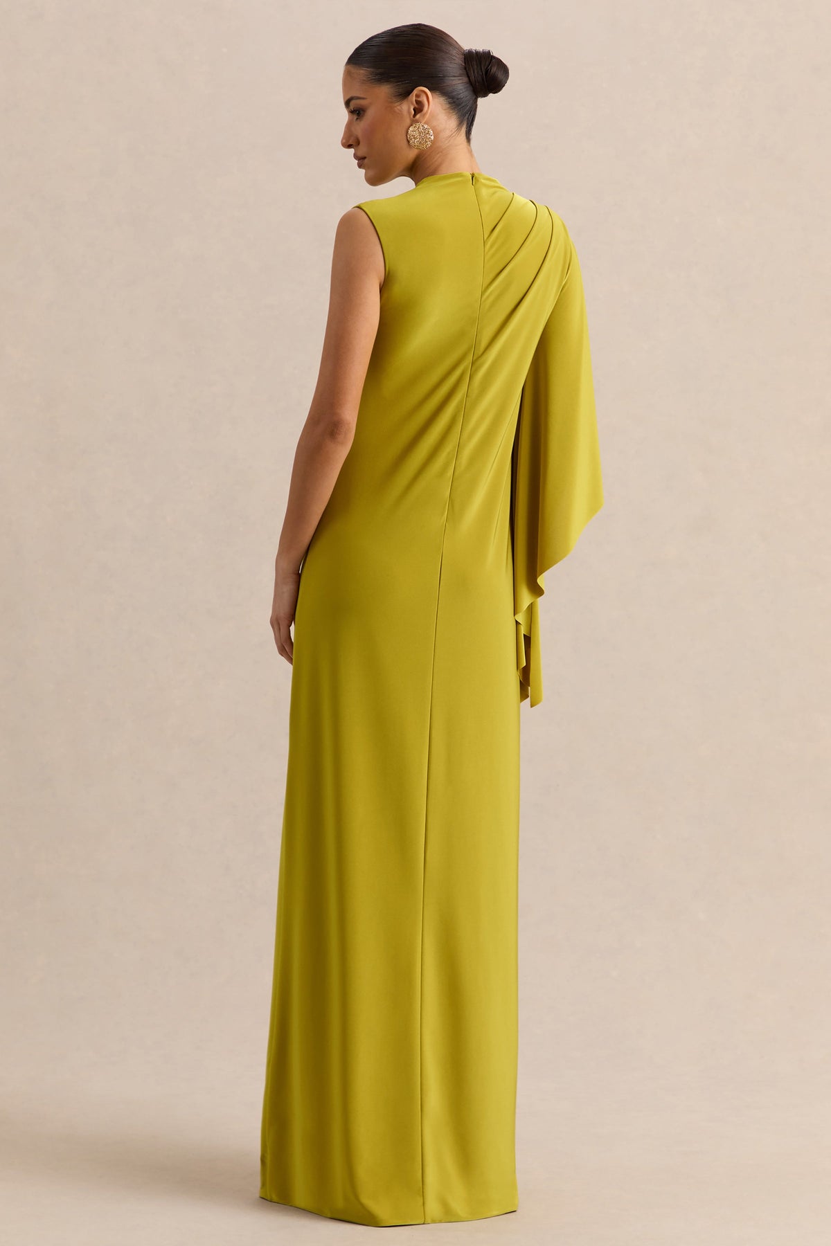 Marosia | Robe longue olive à col montant avec manche cape