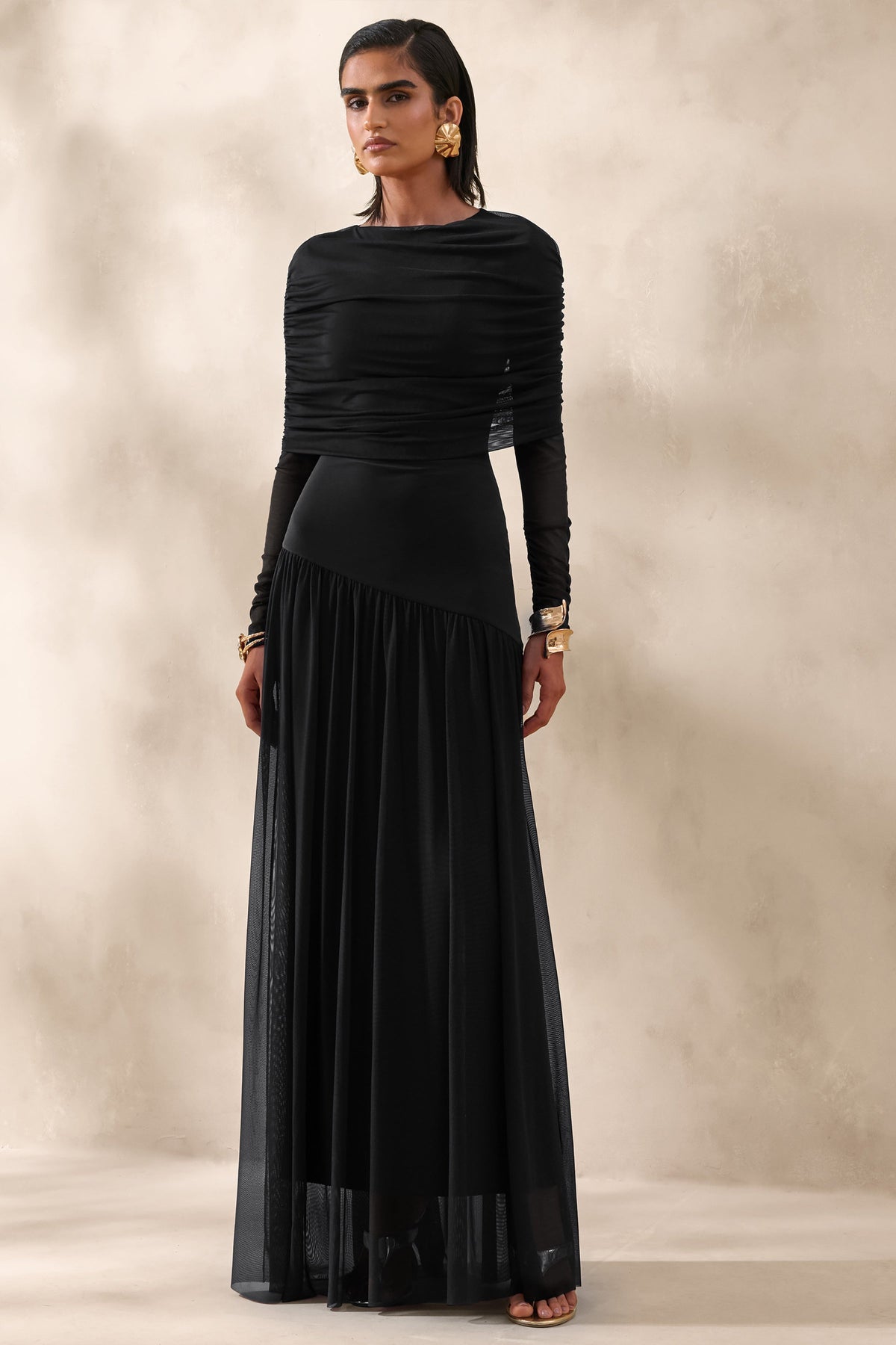 Enalia | Robe longue noire en mesh à encolure fendue avec cape courte