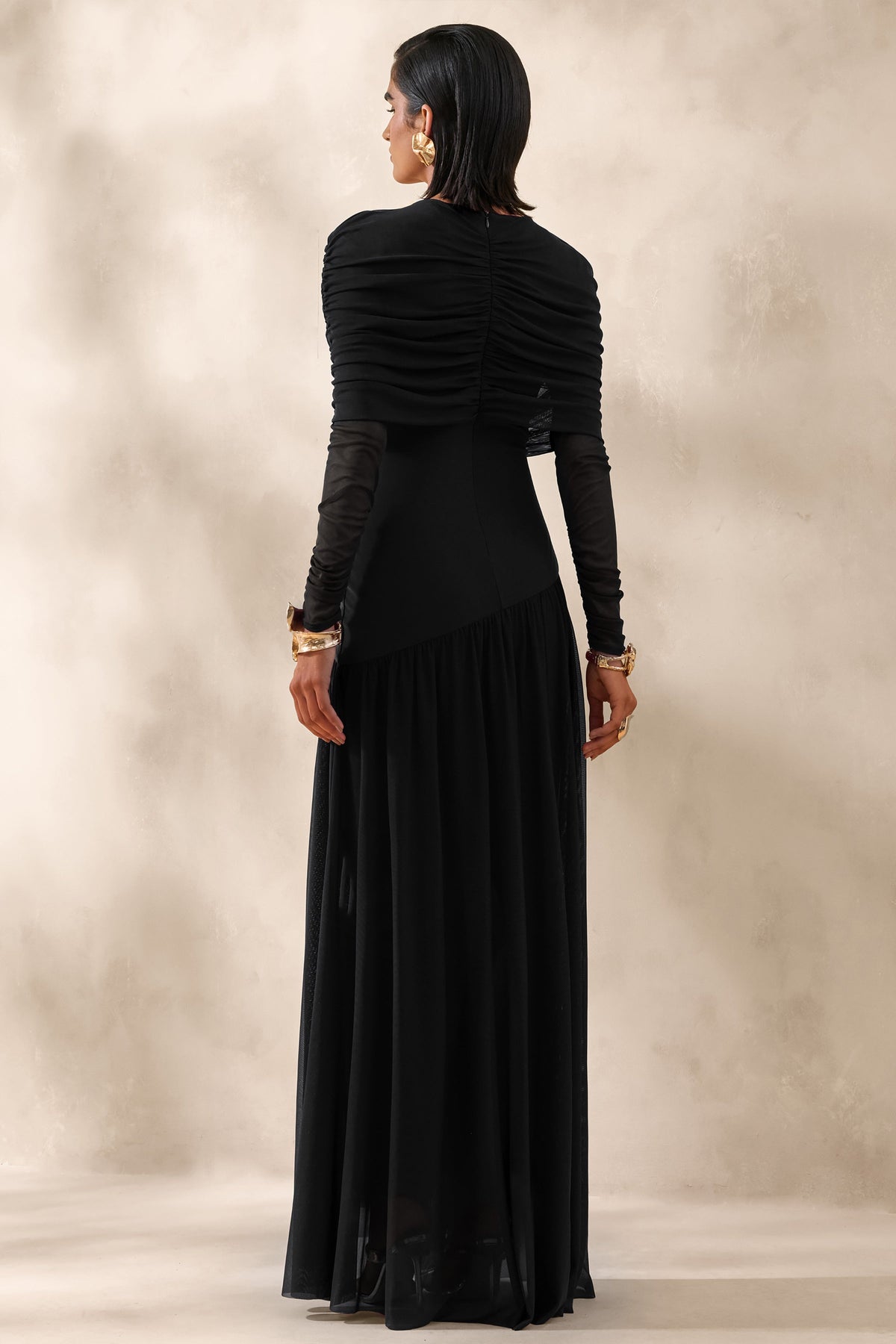 Enalia | Robe longue noire en mesh à encolure fendue avec cape courte