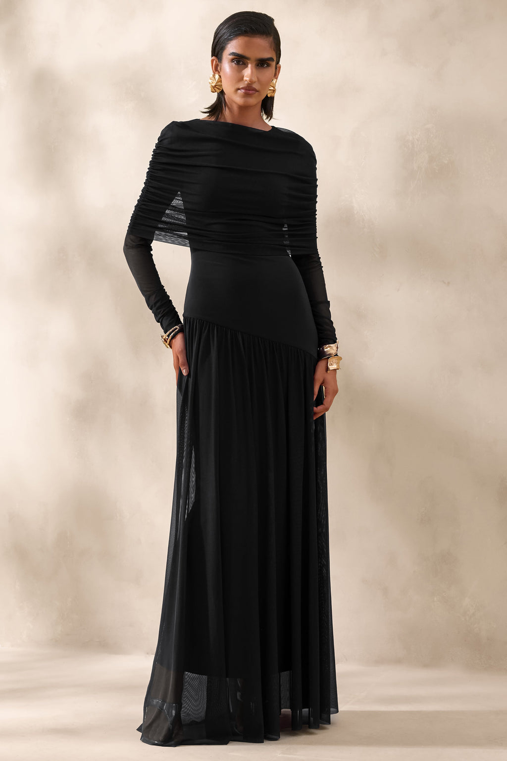 Enalia | Robe longue noire en mesh à encolure fendue avec cape courte